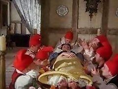 Семь гномов стоят и думают как выебать белоснежку