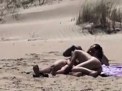 Пара занимается сексом на нуддистском пляже