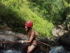 Спуск вниз по водопадам сисястой красотки. Спортсменки и секс на природе